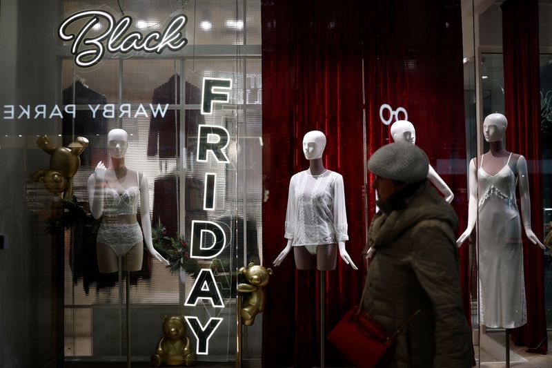 © Reuters. A shopper walks past an advertisement for Black Friday sales displayed in a store window at Pentagon City in Arlington, Virginia, U.S., November 27, 2024. REUTERS/Benoit Tessier/File Photo