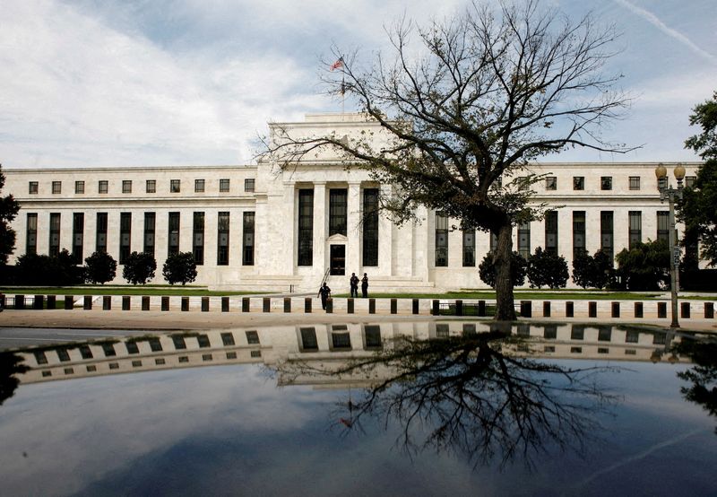 © Reuters. FILE PHOTO: The Federal Reserve building is reflected on a car in Washington September 16, 2008. REUTERS/Jim Young/File Photo