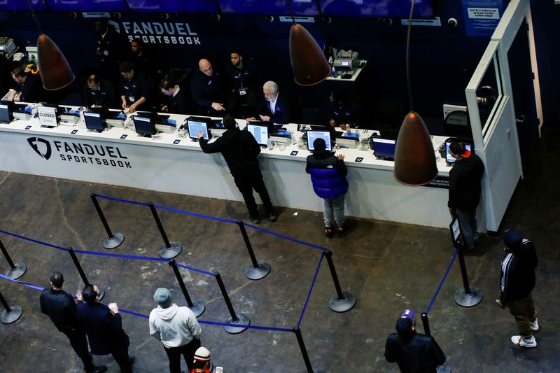 © Reuters. People make their bets at the FANDUEL sportsbook during the Super Bowl LIII in East Rutherford, New Jersey, U.S., February 3, 2019. REUTERS/Eduardo Munoz/ File Photo