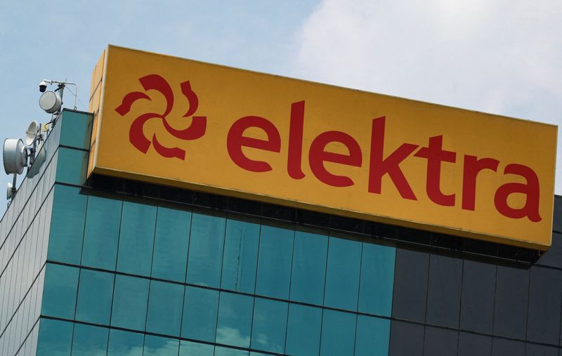 © Reuters. FILE PHOTO: The logo of Elektra is seen on the facade of the corporate building in Mexico City, Mexico,  June 14, 2024. REUTERS/Henry Romero/File Photo