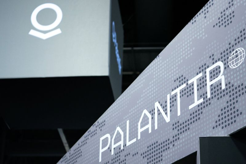 © Reuters. FILE PHOTO: Signage for Palantir is seen during the Association of the United States Army annual meeting and exposition at the Walter E. Washington Convention Center in Washington, U.S., October 14, 2024. REUTERS/Nathan Howard/File Photo