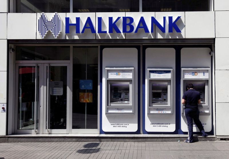 © Reuters. FILE PHOTO: A customer uses an automated teller machine at a branch of Halkbank in Istanbul August 15, 2014.  REUTERS/Osman Orsal/File Photo