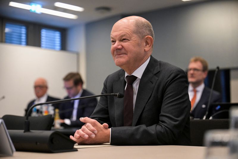 © Reuters. Germany's Chancellor Olaf Scholz attends a session to answer parliamentarians' questions on Cum-Ex affair, at the plenary hall in the town hall, in Hamburg, Germany, December 6, 2024. REUTERS/Fabian Bimmer