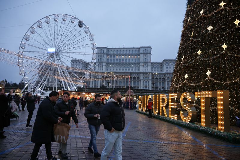 © Reuters. People visit the Christmas market on Constitution Square by the Palace of Parliament, after the Romanian top court annulled the result of the first round of the presidential election, in Bucharest, Romania, December 6, 2024. REUTERS/Louisa Gouliamaki