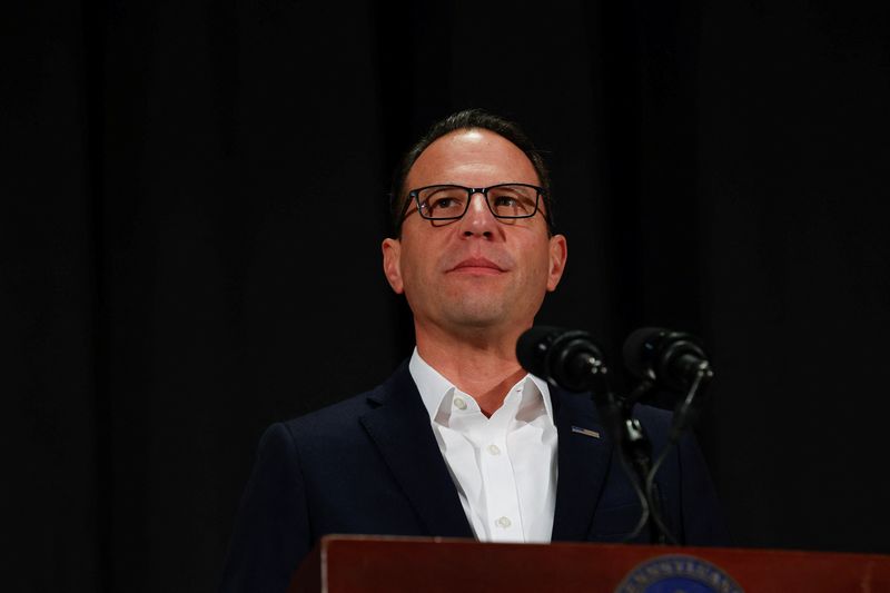 © Reuters. FILE PHOTO: Pennsylvania Governor Josh Shapiro looks on as he speaks at Pennsylvania Department of State’s press briefing, after polls close, on the day of the 2024 U.S. presidential election, in Harrisburg, Pennsylvania, U.S., November 5, 2024. REUTERS/Rachel Wisniewski/File Photo