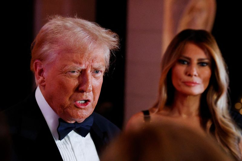 © Reuters. U.S. President-elect Donald Trump, accompanied by his wife Melania, attends a New Year's Eve event at Mar-a-Lago in Palm Beach, Florida, U.S., December 31, 2024. REUTERS/Marco Bello