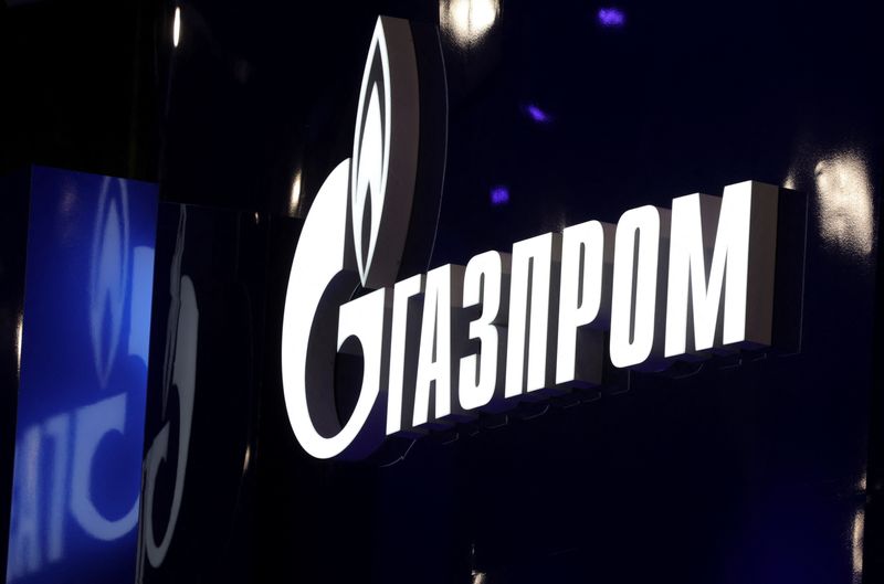 © Reuters. FILE PHOTO: A view shows a board with the logo of Russian gas producer Gazprom at the St. Petersburg International Economic Forum (SPIEF) in Saint Petersburg, Russia June 5, 2024. REUTERS/Anton Vaganov/File photo