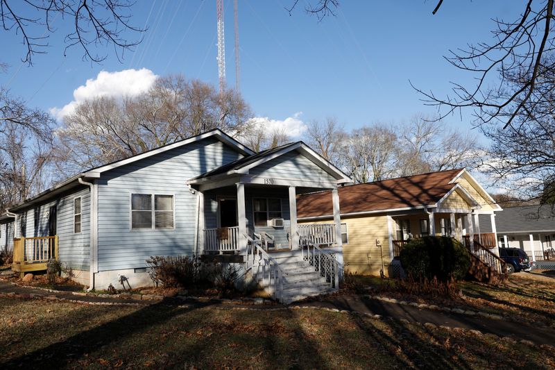 © Reuters. Sally Hollis' Edgewood home, where she has lived since 1988, and which is one of the homes built in the United States through Habitat for Humanity with the help of former President Jimmy Carter, who recently passed away at the age of 100, and his wife Rosalynn, is pictured in Atlanta, Georgia, U.S. December 31, 2024. REUTERS/Octavio Jones