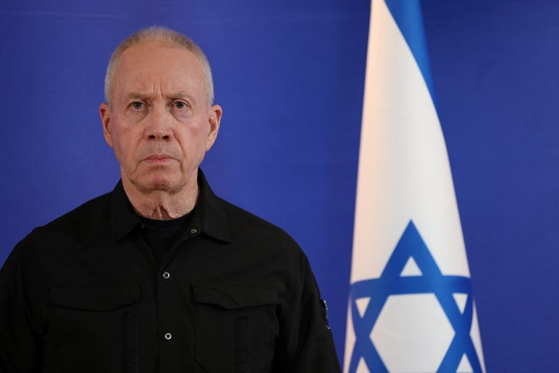 © Reuters. FILE PHOTO: Former Israeli Defense Minister Yoav Gallant attends a press conference shortly after he was sacked by Israeli Prime Minister Benjamin Netanyahu who cited a lack of trust, at the Ministry of Defense in Tel Aviv, Israel November 5, 2024. REUTERS/Nir Elias/File Photo