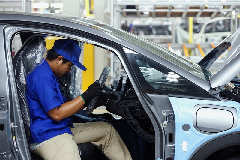 © Reuters. FILE PHOTO: A worker assembles an EV car inside BYD's first electric vehicle (EV) factory in Southeast Asia, a fast-growing regional EV market where it has become the dominant player, in Rayong, Thailand, July 4, 2024. REUTERS/Chalinee Thirasupa/File photo