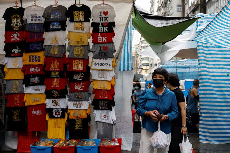 © Reuters. FILE PHOTO: People walk at the Ladies' Market, a popular tourist attraction, in Mongkok, Hong Kong, China April 23, 2024. REUTERS/Tyrone Siu/File photo