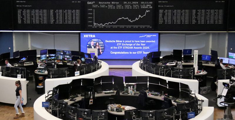 © Reuters. FILE PHOTO: The German share price index DAX graph is pictured at the stock exchange in Frankfurt, Germany, November 29, 2024. REUTERS/Staff/File photo