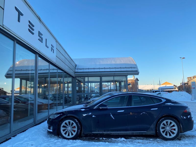 © Reuters. FILE PHOTO: A general view of a Tesla store in Porsgrunn, Norway, December 24, 2021. REUTERS/Victoria Klesty/File Photo