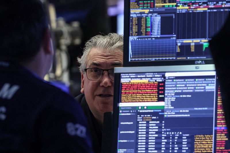 © Reuters. FILE PHOTO: Traders work on the floor at the New York Stock Exchange (NYSE) in New York City, U.S., January 19, 2024.  REUTERS/Brendan McDermid/File Photo