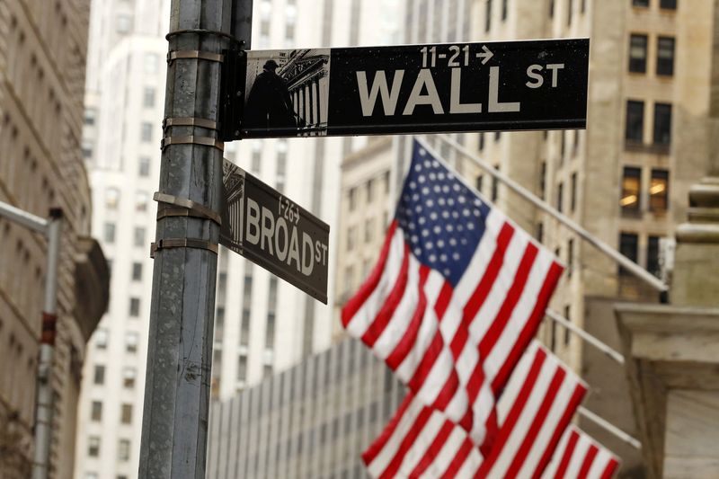 © Reuters. FILE PHOTO: American flags are seen outside the New York Stock Exchange in New York City, New York, U.S., March 13, 2020. REUTERS/Lucas Jackson/File Photo