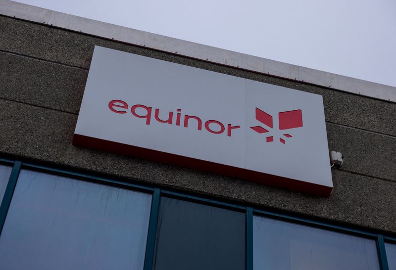 © Reuters. FILE PHOTO: The logo of Equinor is set up at the entrance of a building at Western Europe's largest liquefied natural gas plant Hammerfest LNG in Hammerfest, Norway, March 14, 2024. REUTERS/Lisi Niesner/File Photo