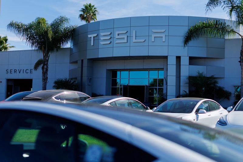 © Reuters. FILE PHOTO: Tesla Inc. vehicle facility is pictured in Costa Mesa, California, U.S., November 1, 2023.  REUTERS/Mike Blake/File Photo