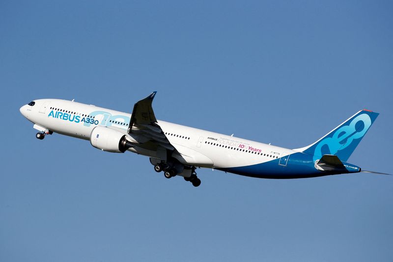 © Reuters. FILE PHOTO: An Airbus A330neo aircraft takes off from the Airbus delivery center in Colomiers near Toulouse, France, March 20, 2019.  REUTERS/Regis Duvignau/File Photo