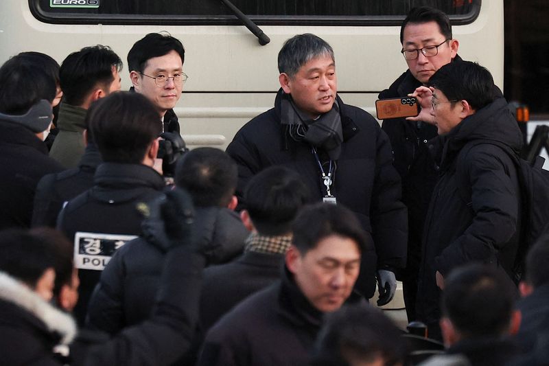 © Reuters. Members of the Corruption Investigation Office for High-ranking Officials gather in front of the impeached South Korean President Yoon Suk Yeol's official residence, as Yoon faces potential arrest after a court on Tuesday approved a warrant for his arrest, in Seoul, South Korea, January 3, 2025. REUTERS/Kim Hong-Ji