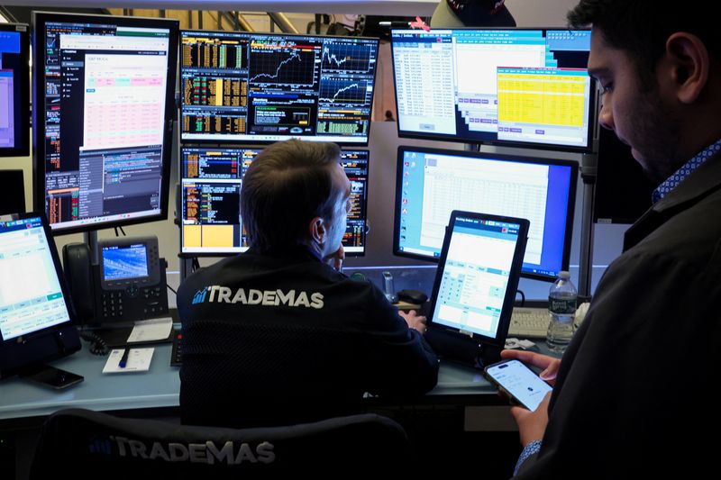 © Reuters. FILE PHOTO: Traders work on the floor at the New York Stock Exchange (NYSE) in New York City, U.S., November 29, 2024.  REUTERS/Brendan McDermid/File Photo