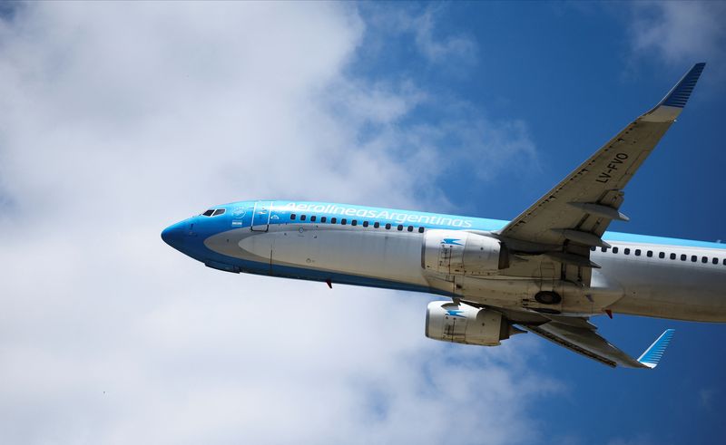 © Reuters. An Aerolineas Argentinas Boeing 737-8SH takes off at the Aeroparque Jorge Newbery airport, in Buenos Aires, Argentina December 26, 2024. REUTERS/Agustin Marcarian