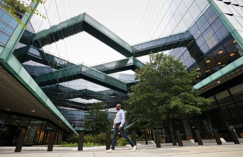 © Reuters. FILE PHOTO: A man walks through a plaza at  the new Fannie Mae headquarters in Washington, U.S., October 4, 2022. REUTERS/Kevin Lamarque/File Photo