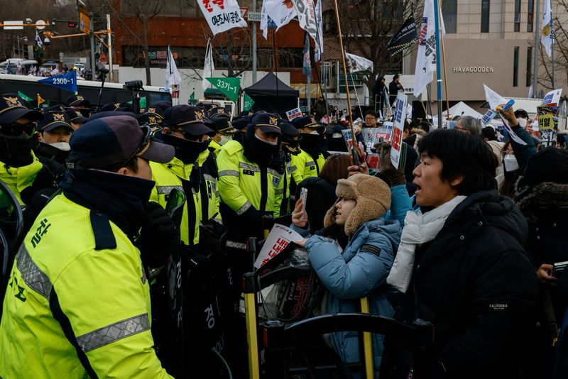 © Reuters. Police attempt to stop people from leaving the protest site during a demonstration against impeached South Korean President Yoon Suk Yeol, near his official residence in Seoul, South Korea, January 4, 2025. REUTERS/Tyrone Siu