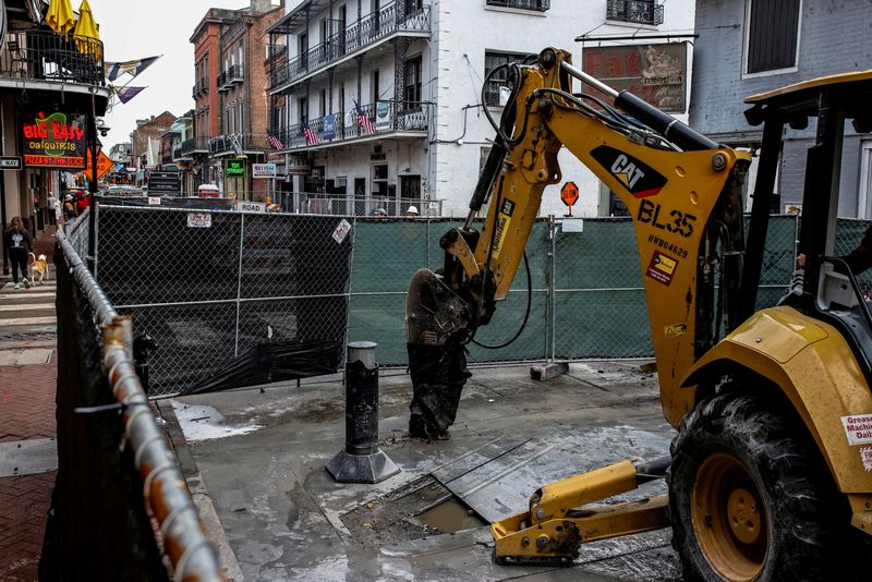 © Reuters. Bourbon Street is blocked to traffic as workers start removing older models of traffic bollards, which the city had already started to replace, three days after a U.S. Army veteran drove his truck into the crowded French Quarter on New Year's Day in New Orleans, Louisiana, U.S. January 4, 2025.  REUTERS/Eduardo Munoz