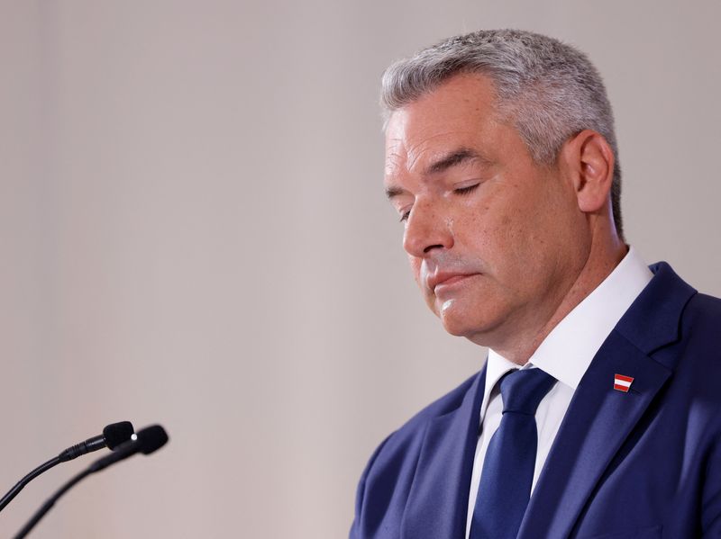 © Reuters. FILE PHOTO: Head of Peoples Party (OEVP) and Chancellor Karl Nehammer addresses the media during the presentation of their election program in Vienna, Austria, September 5, 2024. REUTERS/Leonhard Foeger/File Photo