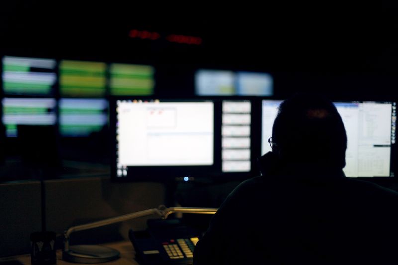 © Reuters. A cybersecurity expert monitors telecommunications traffic at a network operations center in a Verizon facility in Ashburn, Virginia July 15, 2014. REUTERS/Jonathan Ernst/File Photo