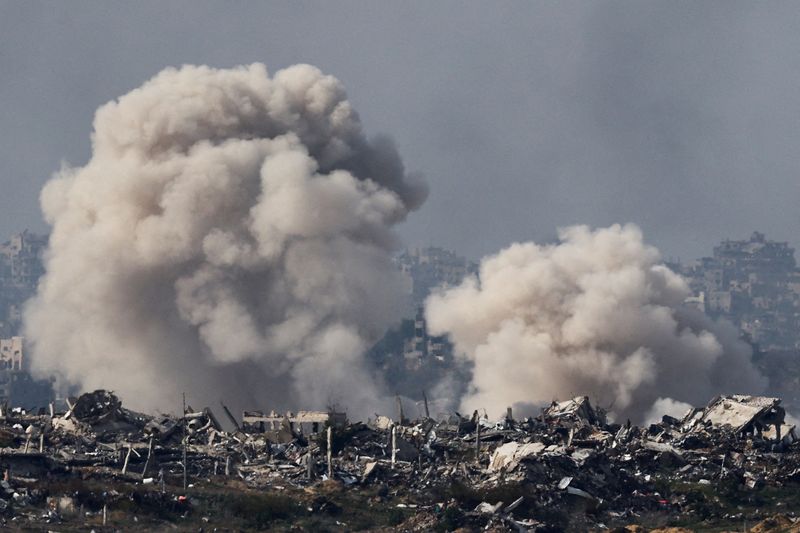 © Reuters. Smoke billows in the Gaza Strip, amid the ongoing conflict between Israel and Hamas, as seen from southern Israel, January 5, 2025. REUTERS/Kai Pfaffenbach