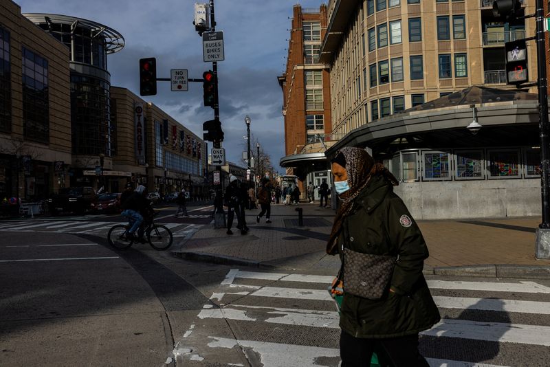 © Reuters. A woman crosses the street in the Columbia Heights neighborhood on a cold day in Washington, D.C., U.S. January 2, 2025. REUTERS/Anna Rose Layden/File Photo