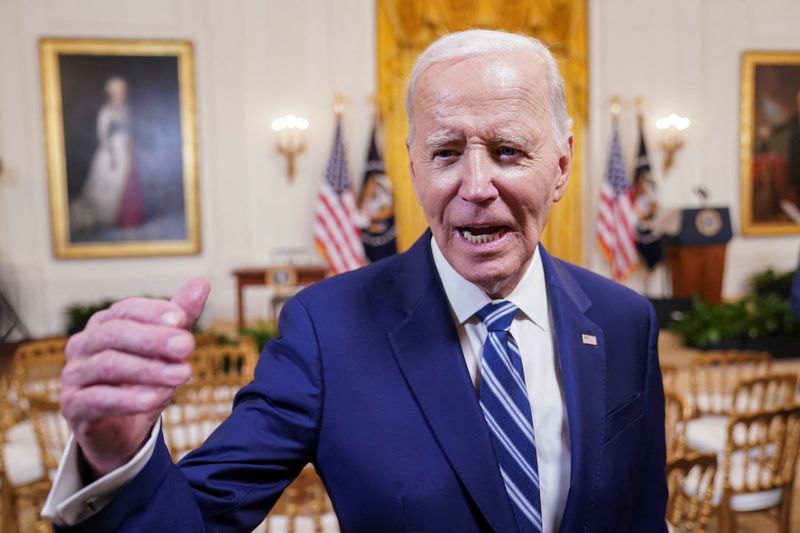 © Reuters. U.S. President Joe Biden gestures as he speaks to the members of the press, on the day of his participation in a bill signing ceremony for the