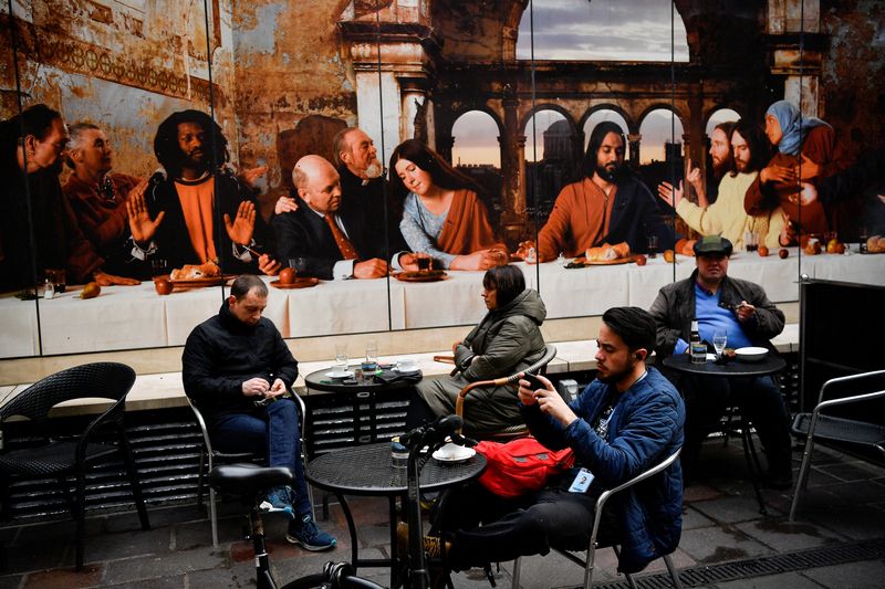 © Reuters. FILE PHOTO: People sit outdoor at a restaurant in the city center in Dublin, Ireland January 22, 2022. REUTERS/Clodagh Kilcoyne/File Photo