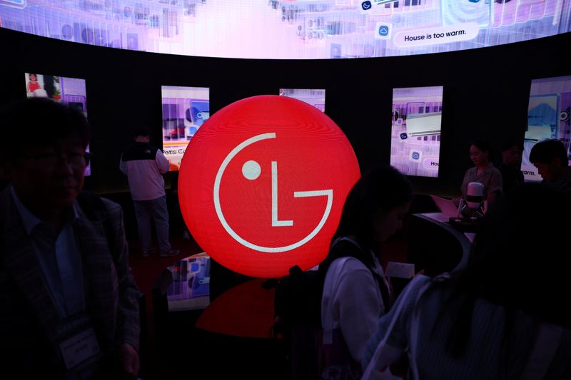 © Reuters. FILE PHOTO: The logo of LG Electronics is seen during Korea Electronics Show 2024 in Seoul, South Korea, October 23, 2024.   REUTERS/Kim Hong Ji/File Photo