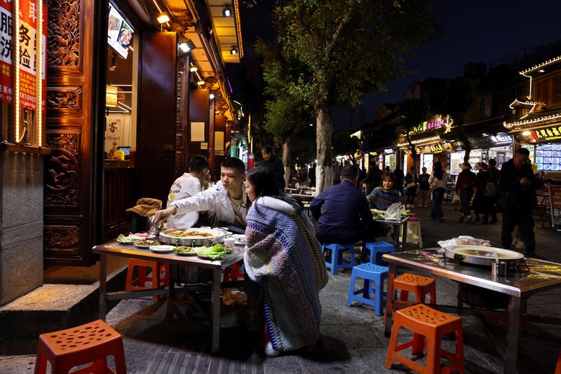 © Reuters. FILE PHOTO: Customers dine at a restaurant in the old town of Dali, Yunnan province, China November 9, 2023. REUTERS/Florence Lo/ File Photo