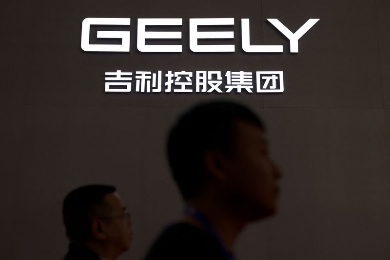 © Reuters. FILE PHOTO: People walk past a Geely sign at its booth during the first China International Supply Chain Expo (CISCE) in Beijing, China November 28, 2023. REUTERS/Florence Lo/ File Photo