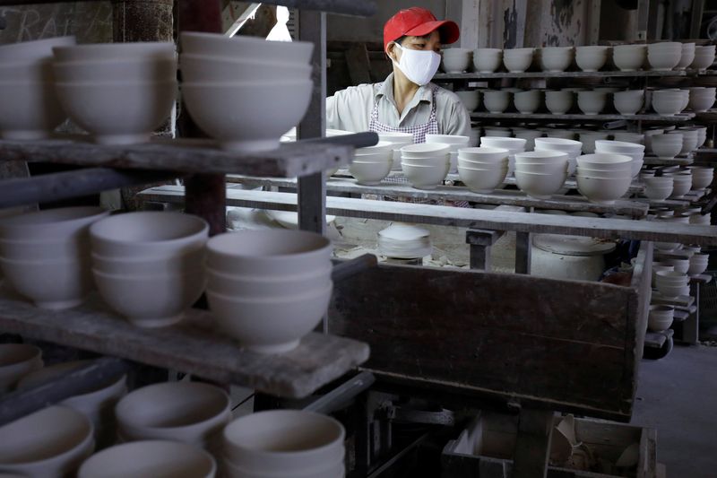 © Reuters. A woman works on ceramic products at an assembly of Hai Duong ceramic factory in Hai Duong province, Vietnam July 24, 2020. REUTERS/Kham