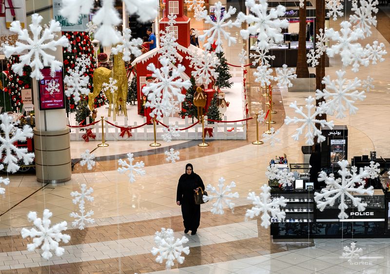 © Reuters. A woman walks through a mall under Christmas decorations in Abu Dhabi, United Arab Emirates January 12, 2019. Andrew Caballero-Reynolds/Pool via Reuters/ File Photo