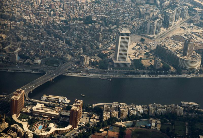 © Reuters. FILE PHOTO: An aerial view of a road and Nile River surrounded by buildings and houses is pictured through a plane window, in Cairo, Egypt, November 6, 2024. REUTERS/Mohamed Abd El Ghany/File photo