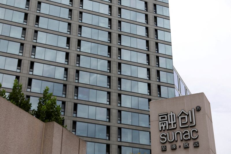 © Reuters. FILE PHOTO: The logo of property developer Sunac is seen outside a residential compound in Beijing, China September 19, 2023. REUTERS/Florence Lo/File Photo