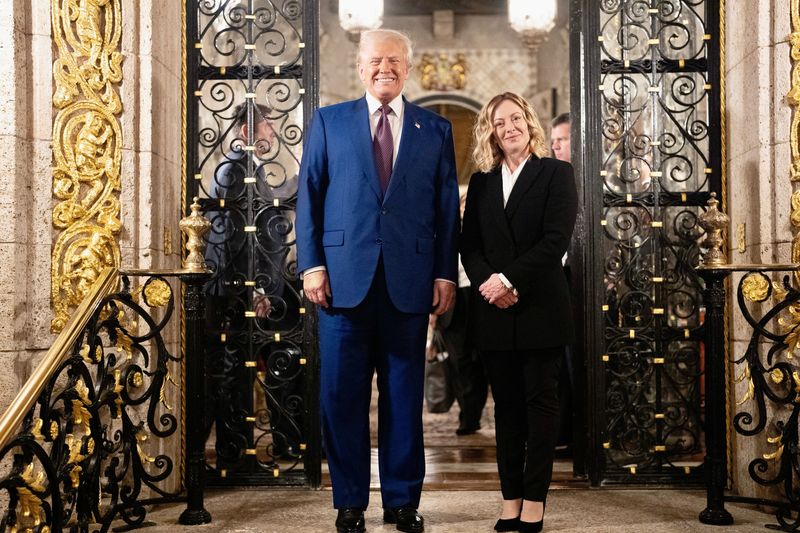 © Reuters. FILE PHOTO: U.S. President-elect Donald Trump meets with Italian Prime Minister Giorgia Meloni at Mar-a-Lago in Palm Beach, Florida, U.S. January 4, 2025. Italian Government/Handout via REUTERS/File Photo