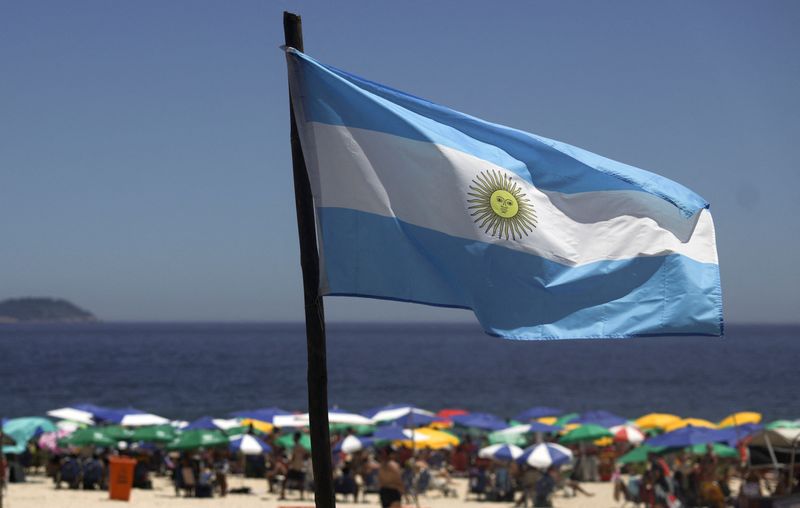 © Reuters. FILE PHOTO: An Argentine flag flutters in Ipanema Beach in Rio de Janeiro, Brazil, January 3, 2025. REUTERS/Ricardo Moraes/File Photo