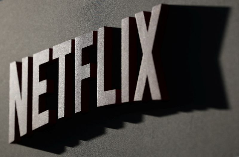 © Reuters. FILE PHOTO: A Netflix logo is pictured in Los Angeles, California, U.S., September 15, 2022. REUTERS/Mario Anzuoni/File Photo