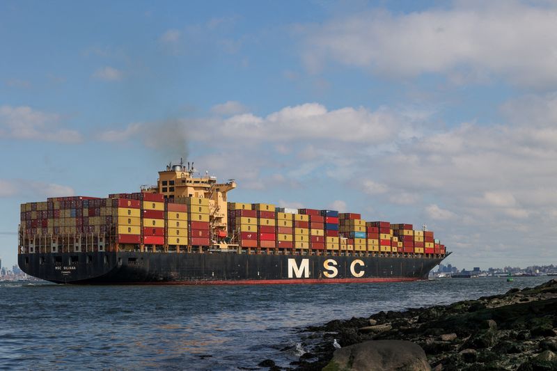 © Reuters. FILE PHOTO: A boat carries shipping containers through Upper Bay past lower Manhattan in, New York, U.S., September 30, 2024. REUTERS/Caitlin Ochs/File Photo