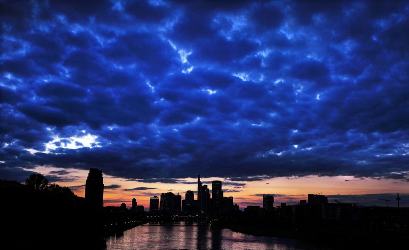 © Reuters. FILE PHOTO: The sun sets behind the skyline in Frankfurt, Germany, September 15, 2024.  REUTERS/Kai Pfaffenbach/File Photo