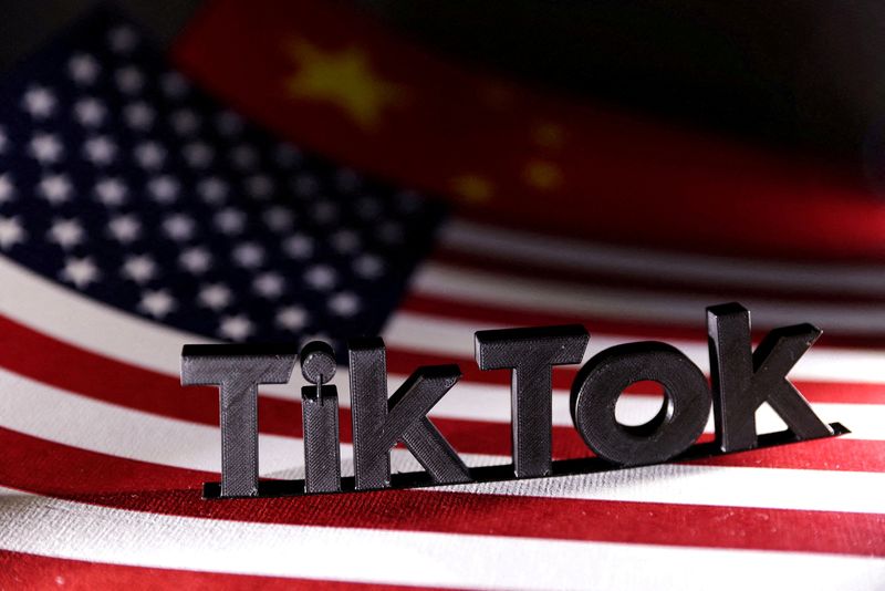 © Reuters. FILE PHOTO: TikTok logo is placed on the U.S. and Chinese flags in this illustration taken, April 25, 2024. REUTERS/Dado Ruvic/Illustration/File Photo