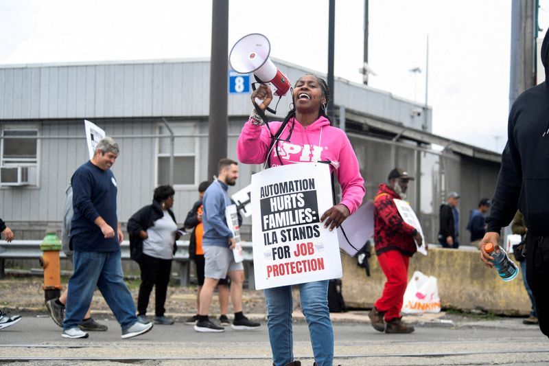 © Reuters. FILE PHOTO: Dockworkers picket after a shipping port strike went into effect across the East Coast at the Packer Avenue Marine Terminal, Philadelphia, Pennsylvania, U.S., October 1, 2024. REUTERS/Matthew Hatcher/File Photo