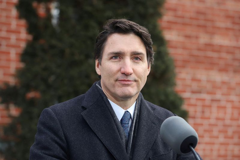 © Reuters. Canada's Prime Minister Justin Trudeau speaks to reporters, announcing he intends to step down as Liberal Party leader, but he will stay on in his post until a replacement has been chosen, from his Rideau Cottage residence in Ottawa, Ontario, Canada, January 6, 2025. REUTERS/Patrick Doyle