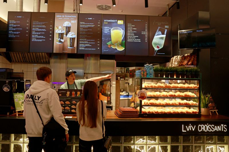 © Reuters. An employee takes customer's order at Lviv Croissants bakery in a shopping mall in Prague, Czech Republic, December 17, 2024. REUTERS/David W Cerny